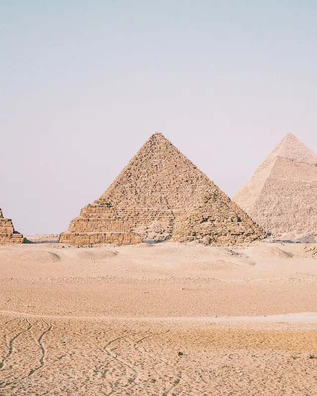 Pyramiden von Gizeh in der Wüste