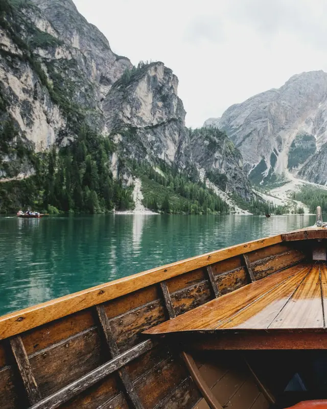 Paar im Ruderboot auf einem Bergsee