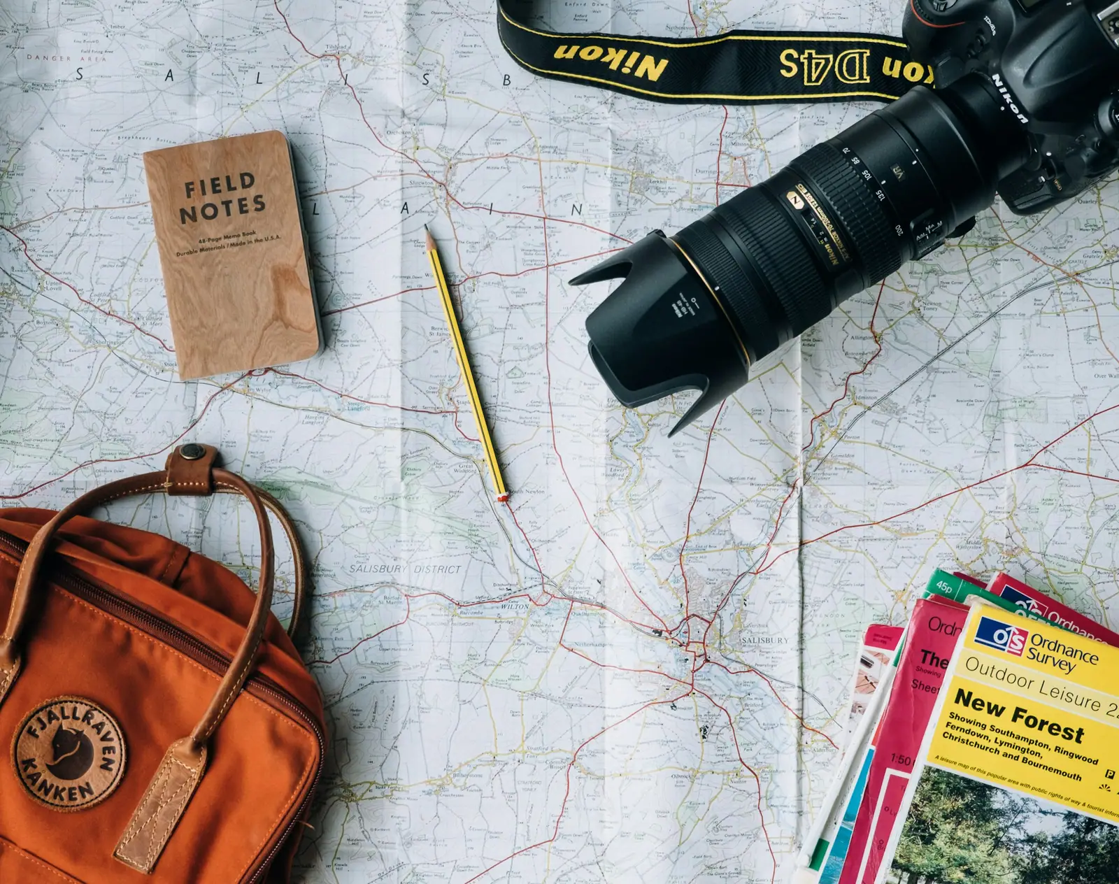 Landkarte, Notizbuch und Kamera für die Reiseplanung