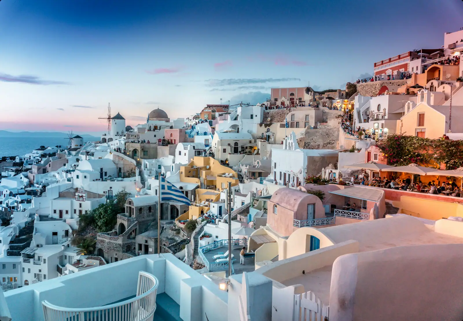 Weiße Häuser von Santorini über der Ägäis